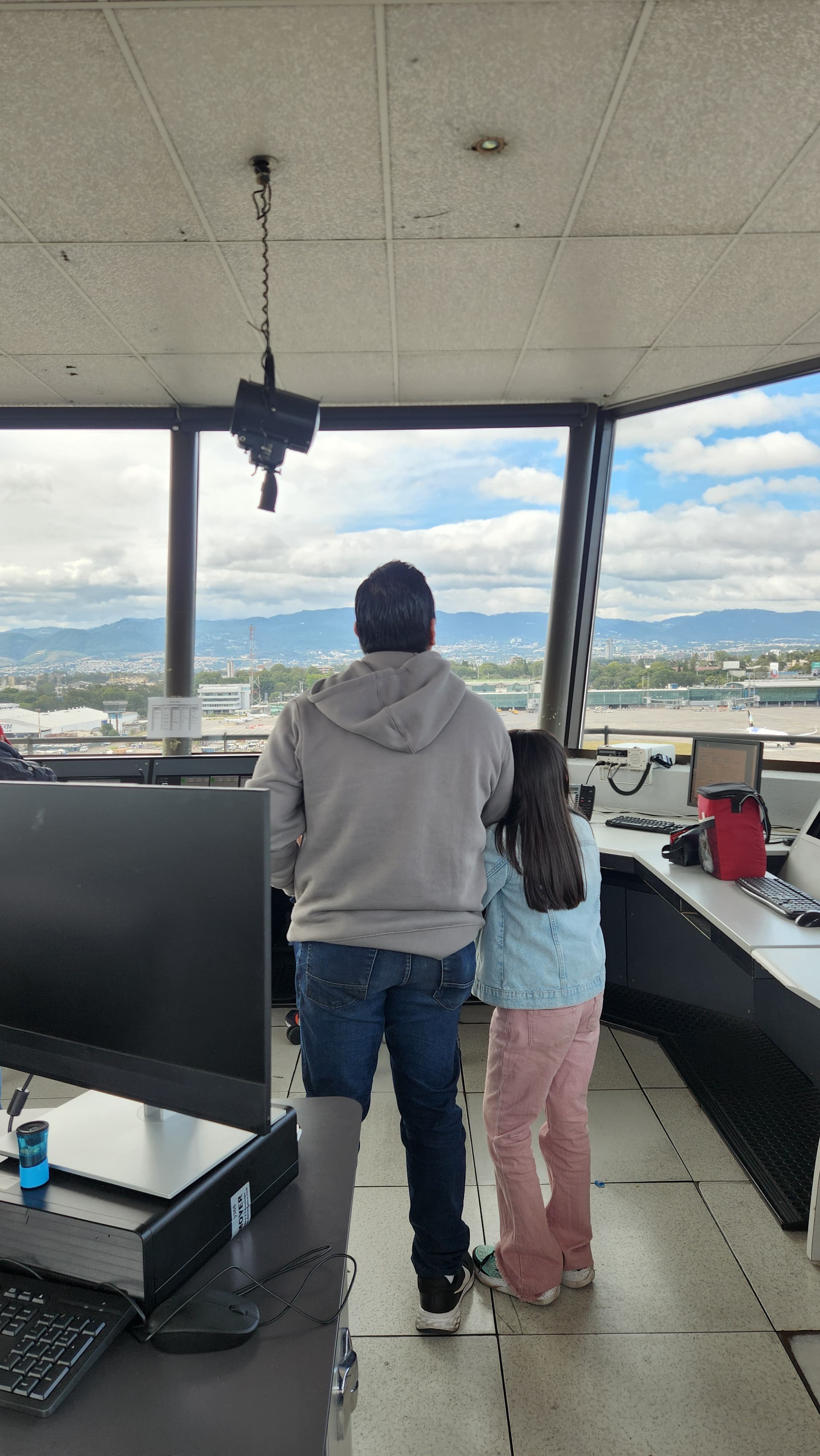  Luis cuenta con un trabajo que le permite compartir y criar más cercanamente a Sofi, su hija de 8 años. Foto: cortesía.  